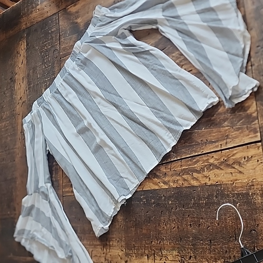 NWOT Shoulder blouse